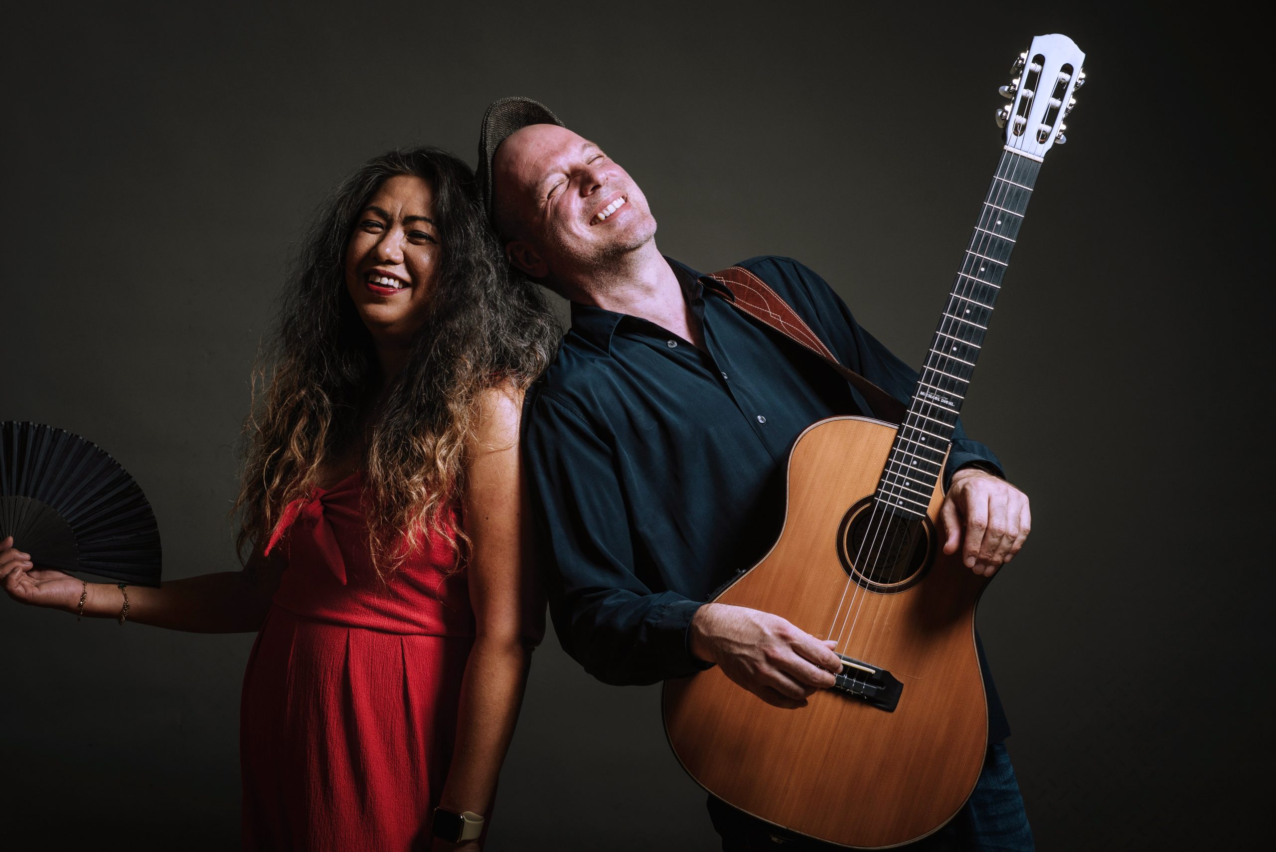 Auf dem Bild sind die Sängerin Florezelle Amend und der Gitarrist Michael Diehl mit Gitarre zu sehen.