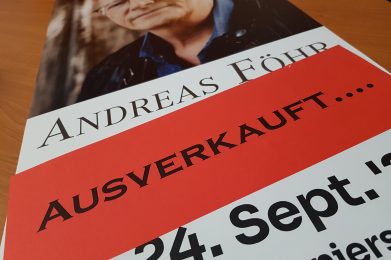 Auf dem Bild ist ein Plakat der Lesung Andreas Föhr zu sehen mit dem Hinweis Ausverkauft.