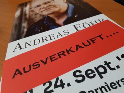 Auf dem Bild ist ein Plakat der Lesung Andreas Föhr zu sehen mit dem Hinweis Ausverkauft.