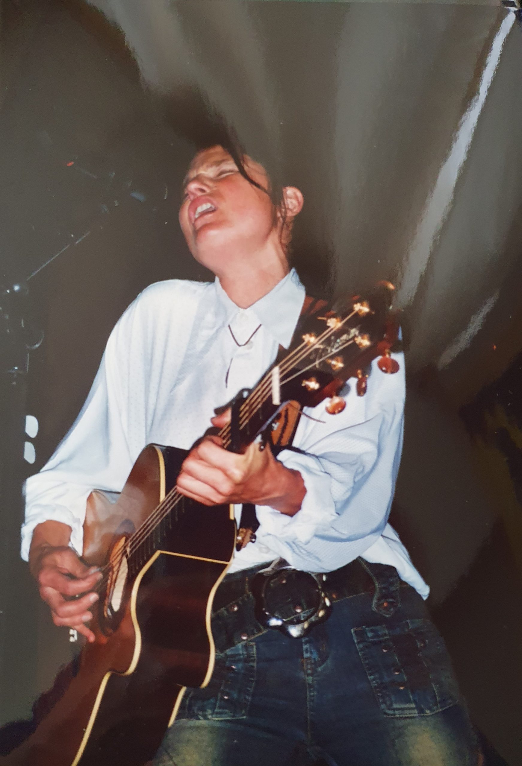 Auf dem Foto ist die Singer-Songwriterin Barbara Clear mit Gitarre zu sehen.