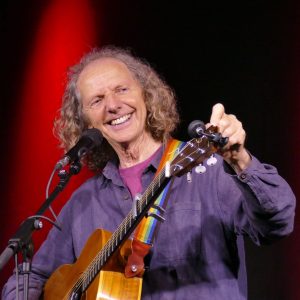 Auf dem Foto ist der nordirische Barde Colum Sands mit Gitarre zu sehen.
