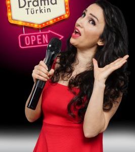 Auf dem Bild ist Senay Duzcu in rotem Kleid zu sehen.