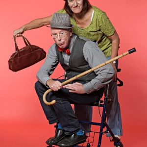 Auf dem Bild ist das Duo Kabbaratz mit Rollator und Gehstock zu sehen.