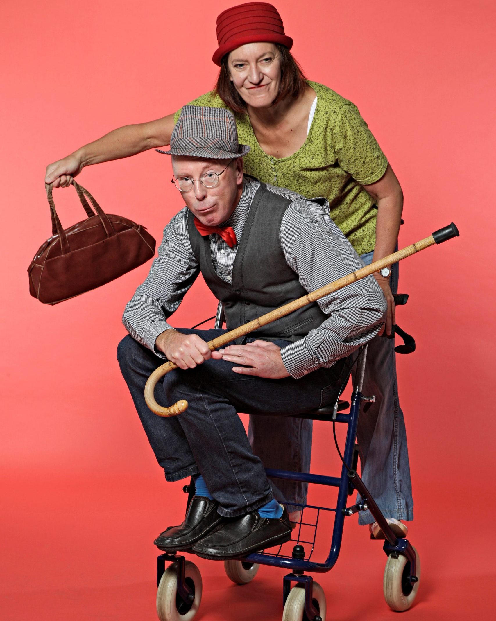 Auf dem Bild ist das Duo Kabbaratz mit Rollator und Gehstock zu sehen.