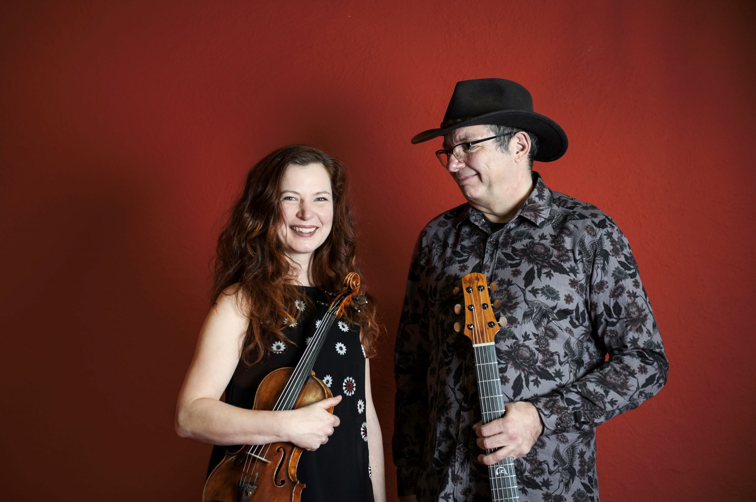 Auf dem Bild sind die beiden Musiker Gudrun Walther und Jürgen Treyz mit ihren Instrumenten in der Hand zu sehen.