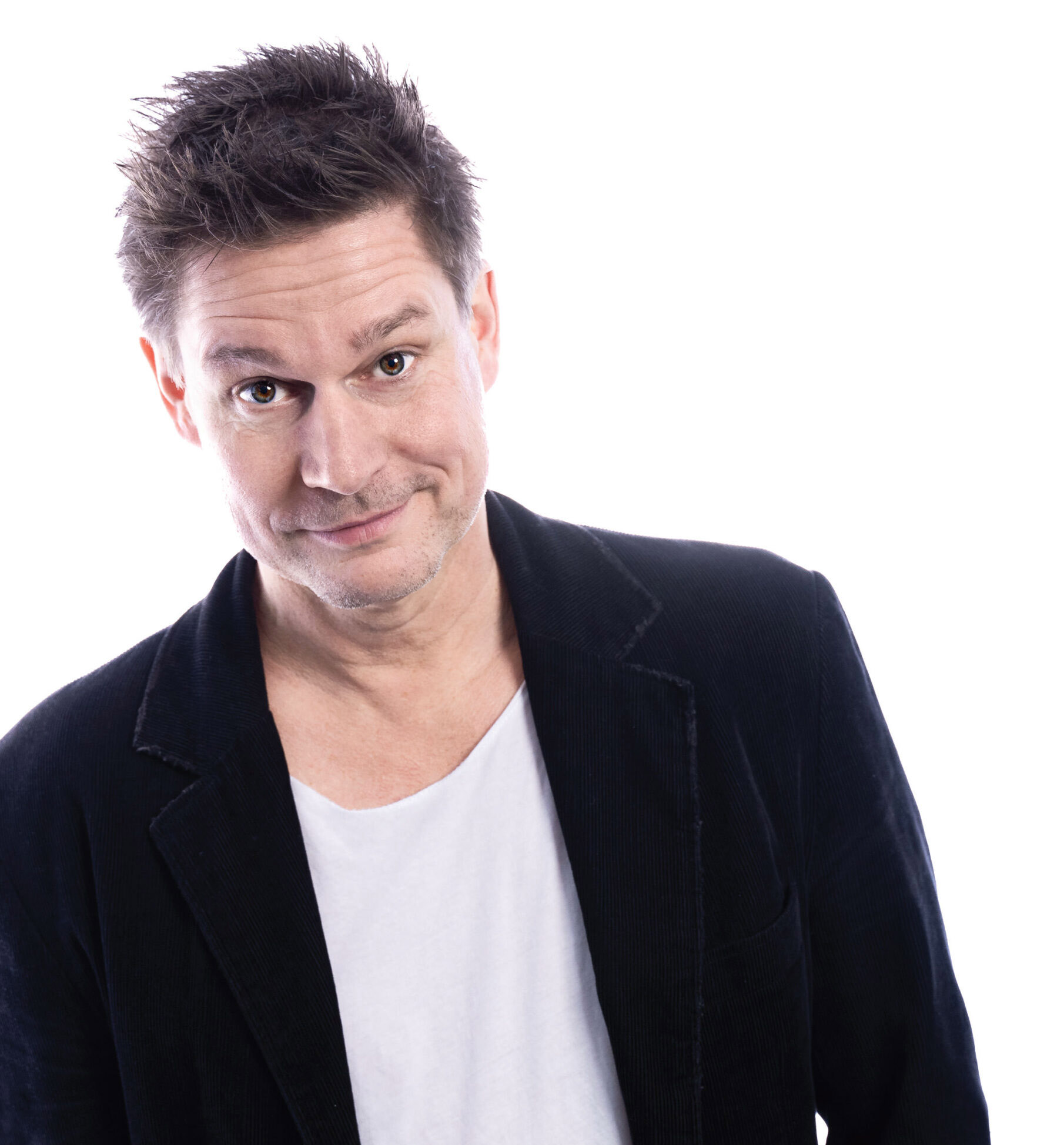 Auf dem Foto ist der Kabarettist Jens Neutag vor weißem Hintergrund zu sehen.