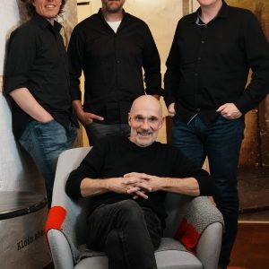 Auf dem Foto sind die Musiker vom Jazztrio Mitabo und Rezitator Stephan Kilanowsky zu sehen.