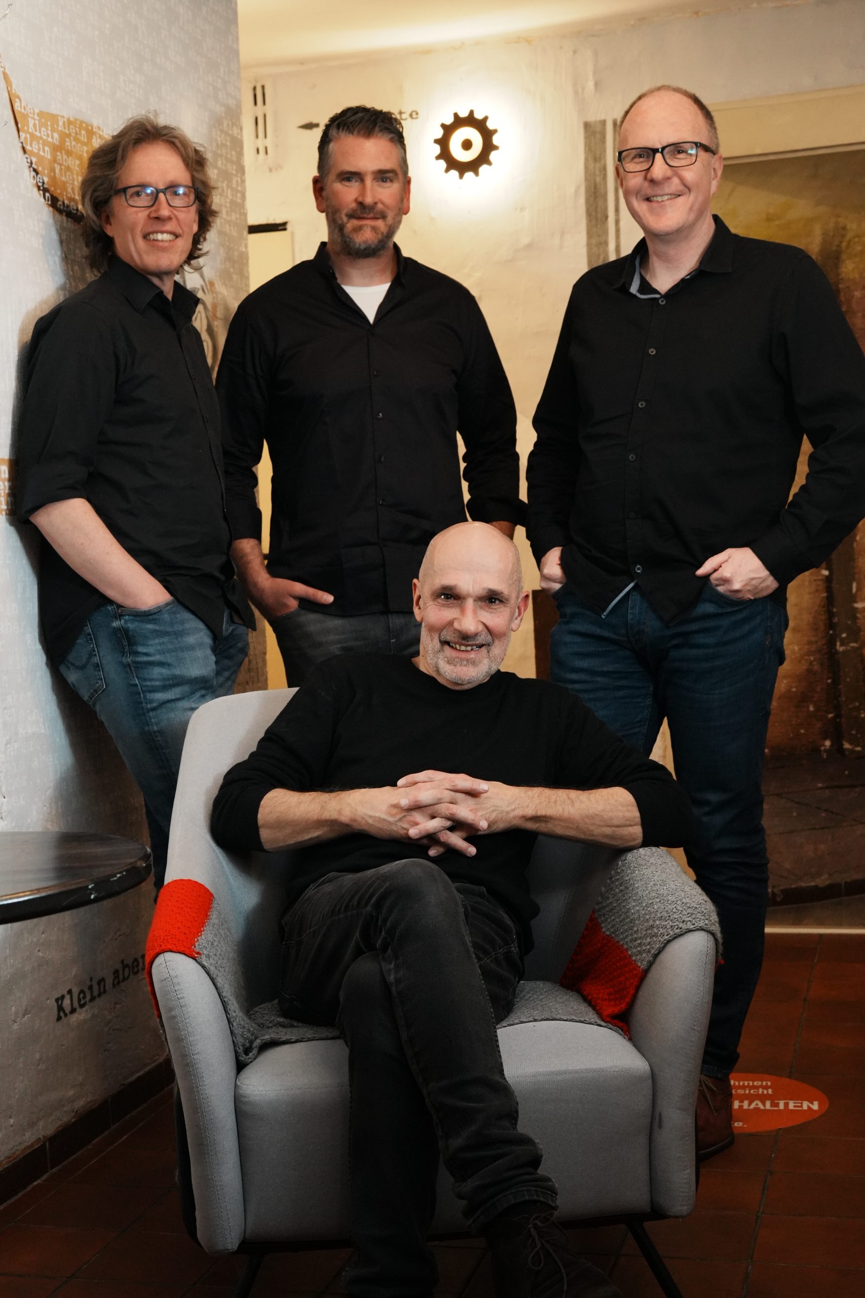 Auf dem Foto sind die Musiker vom Jazztrio Mitabo und Rezitator Stephan Kilanowsky zu sehen.