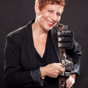 Auf dem Bild ist Kat Baloun mit Gitarre zu sehen.