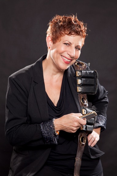 Auf dem Bild ist Kat Baloun mit Gitarre zu sehen.