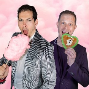 Auf dem Bild sind Bastian Korff mit Zuckerwatte und Florian Ludewig mit Lebkuchenherz zu sehen.