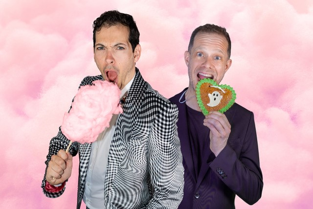 Auf dem Bild sind Bastian Korff mit Zuckerwatte und Florian Ludewig mit Lebkuchenherz zu sehen.