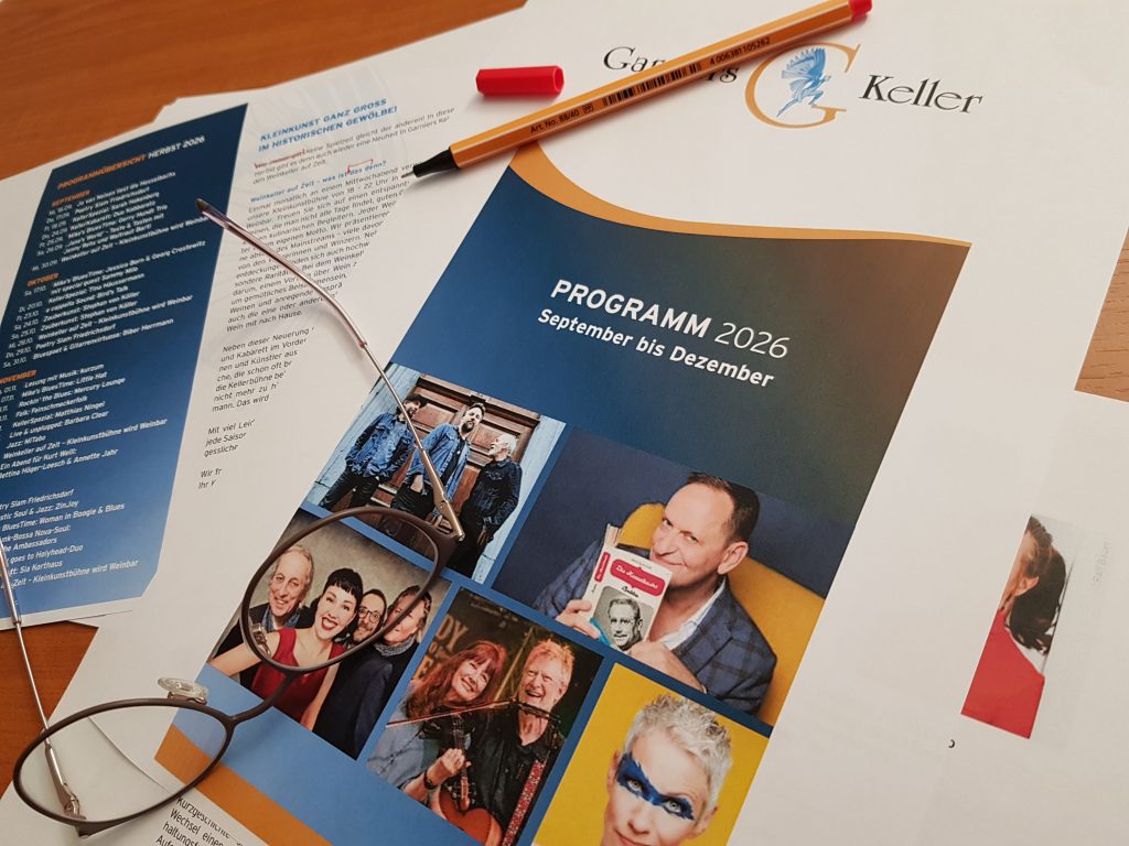 Auf dem Bild ist der Korrekturabzug vom Programmheft Garniers Keller in Papierform zu sehen.