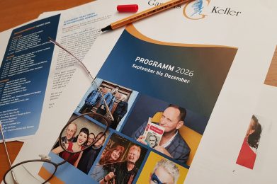 Auf dem Bild ist der Korrekturabzug vom Programmheft Garniers Keller in Papierform zu sehen.