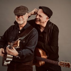 Auf dem Bild sind die beiden Musiker Martin Kurz und Michael Diehl mit ihren Gitarren zu sehen.