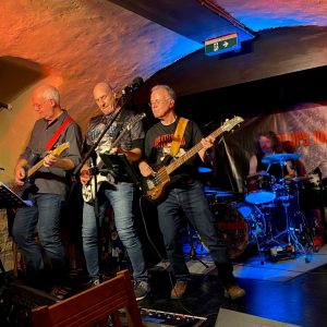 Auf dem Bild ist die Band Mercury Lounge mit ihren vier Musikern auf der Bühne zu sehen.