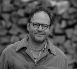 Auf dem schwarzweiß Bild ist Olaf Velte zu sehen.