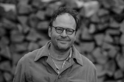 Auf dem schwarzweiß Bild ist Olaf Velte zu sehen.