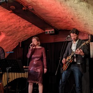 Auf dem Bild sind die drei Musiker von Trois à la fois auf der Bühne in Garniers Keller zu sehen.