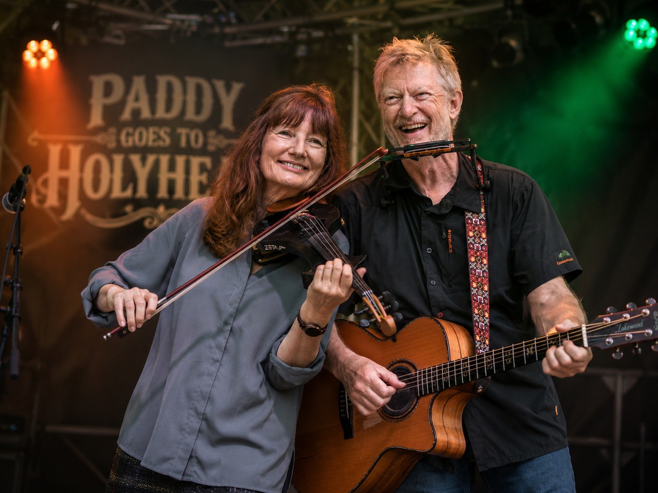Auf dem Bild ist das Paddy goes to Holyhead-Duo auf einer Bühne stehend mit Geige und Gitarre zu sehen.
