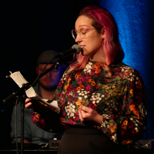 Auf dem Bild ist Katharina Marosz am Mikrofon zu sehen.