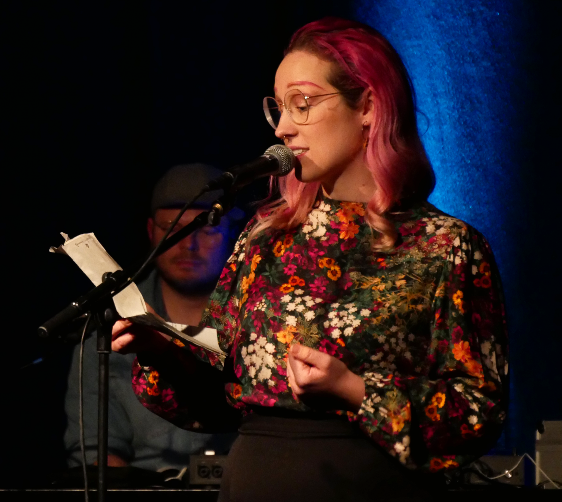 Auf dem Bild ist Katharina Marosz am Mikrofon zu sehen.