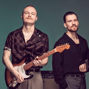 Auf dem Bild ist das Duo Special Hot Sauce vor einfarbigem Hintergrund zu sehen.