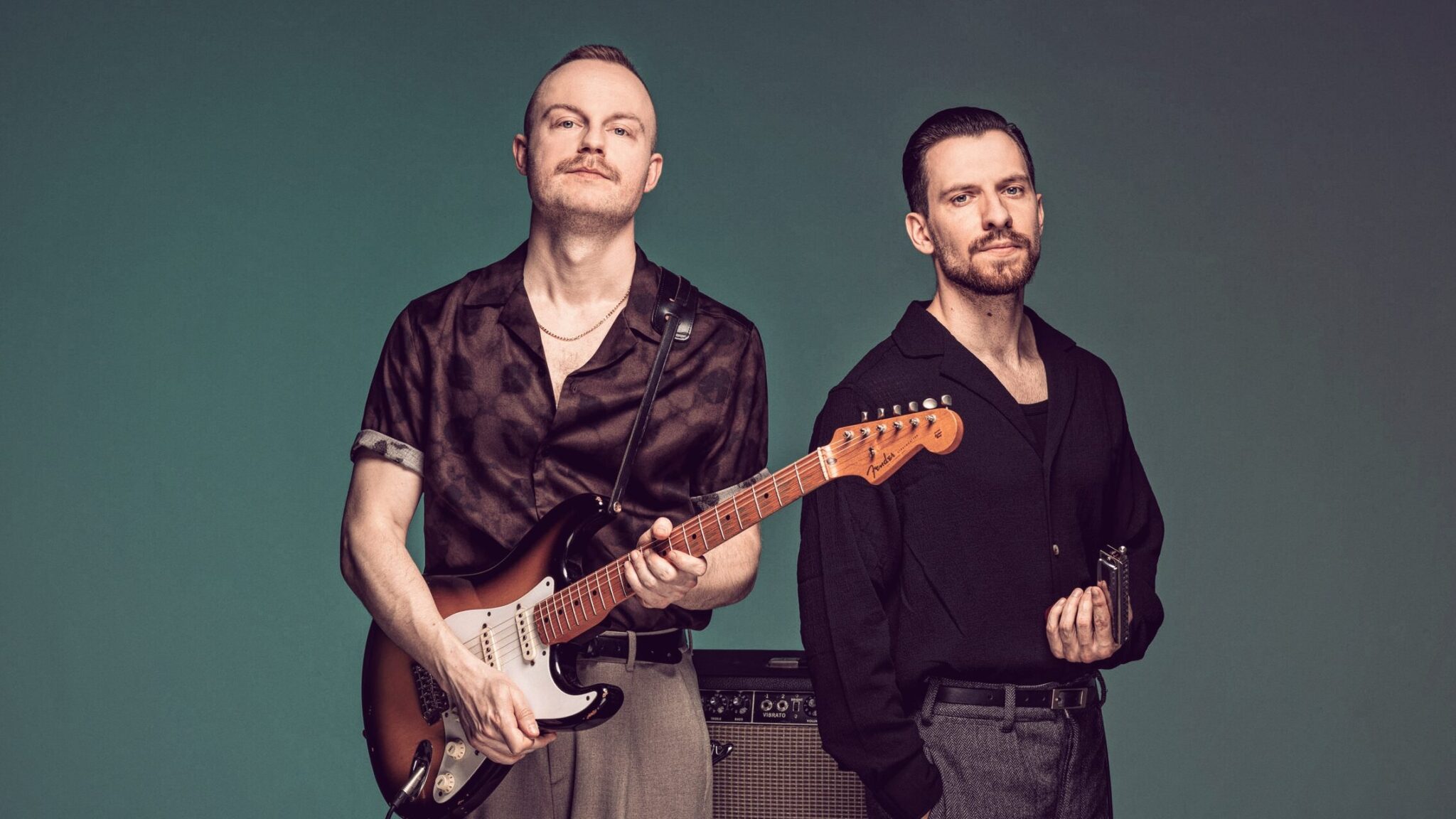 Auf dem Bild ist das Duo Special Hot Sauce vor einfarbigem Hintergrund zu sehen.