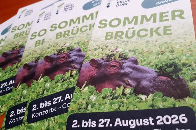 Auf dem Bild sind mehrere Flyer der Sommerbrücke 2026 zu sehen.