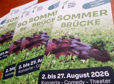 Auf dem Bild sind mehrere Flyer der Sommerbrücke 2026 zu sehen.
