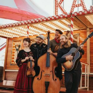 Auf dem Bild sind die vier Musiker von The See See Riders mit ihren Instrumenten zu sehen.