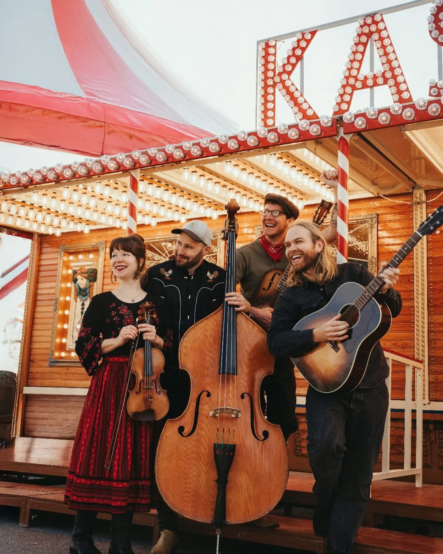 Auf dem Bild sind die vier Musiker von The See See Riders mit ihren Instrumenten zu sehen.