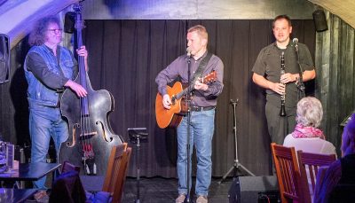 Auf dem Bild sind die drei Musiker von Shebeen Connection auf der Bühne zu sehen.