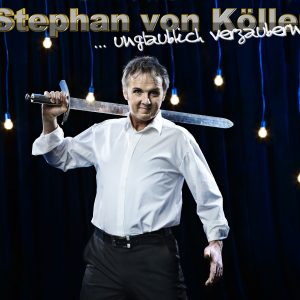 Auf dem Bild ist der Magier Stephan von Köller mit einem Schwert über der Schulter zu sehen.