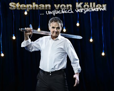 Auf dem Bild ist der Magier Stephan von Köller mit einem Schwert über der Schulter zu sehen.