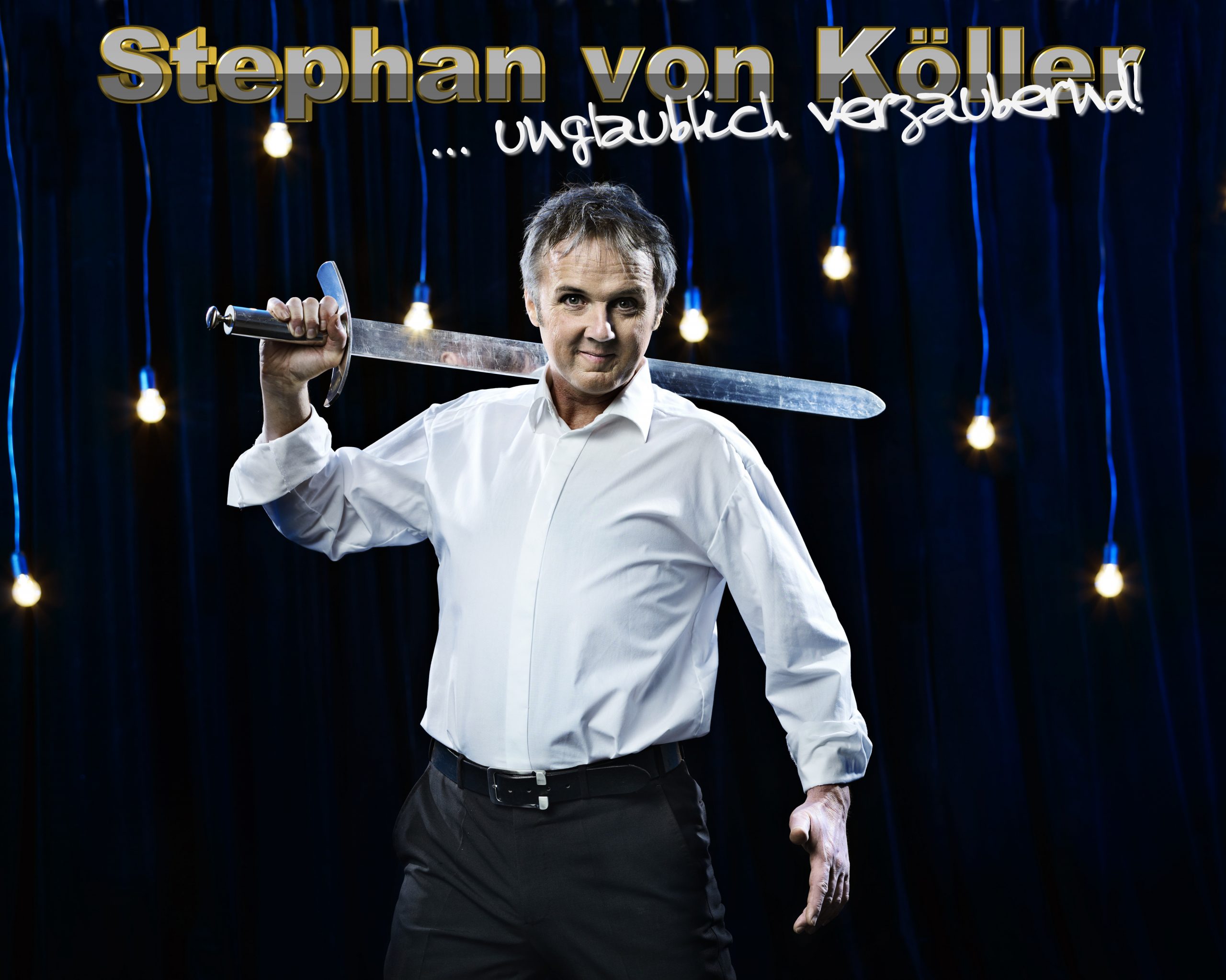 Auf dem Bild ist der Magier Stephan von Köller mit einem Schwert über der Schulter zu sehen.