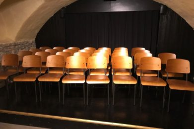 Auf dem Bild sind die neuen Stühle auf der Bühne stehend zu sehen.