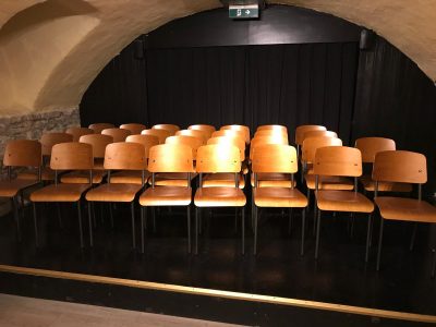 Auf dem Bild sind die neuen Stühle auf der Bühne stehend zu sehen.