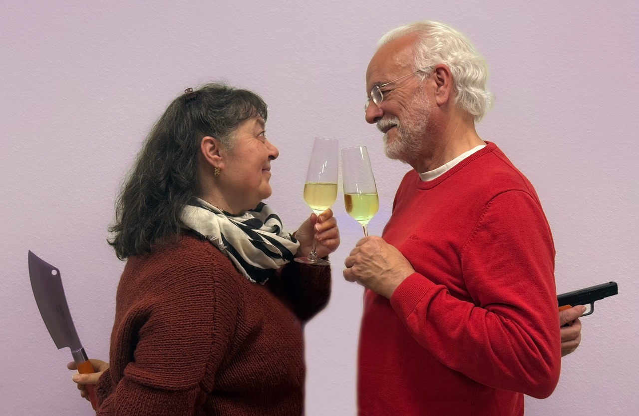 Auf dem Bild sind ein Mann und eine Frau zu sehen, die sich zuprosten.