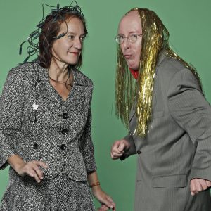 Auf dem Foto sind Evelyn Wendler mit einer Lichterkette im Haar und Peter Hofmann mit Lametta auf dem Kopf vom Duo Kabbaratz zu sehen.