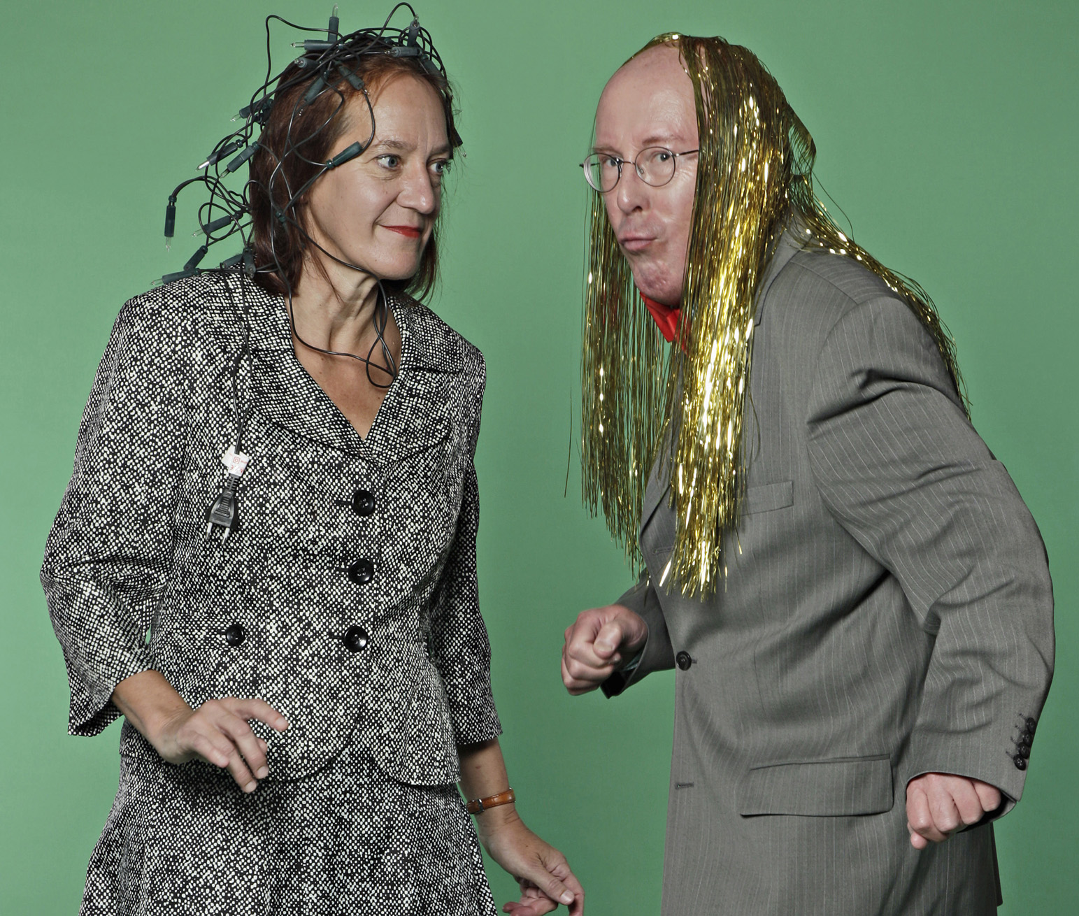 Auf dem Foto sind Evelyn Wendler mit einer Lichterkette im Haar und Peter Hofmann mit Lametta auf dem Kopf vom Duo Kabbaratz zu sehen.