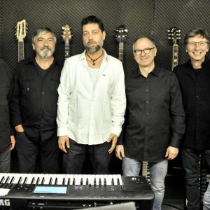 Auf dem Bild ist die Band frisch gepresst umringt von ihren Instrumenten zu sehen.