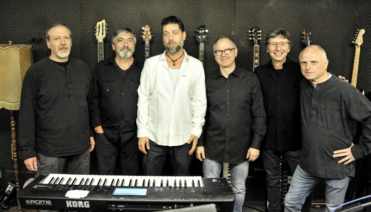 Auf dem Bild ist die Band frisch gepresst umringt von ihren Instrumenten zu sehen.