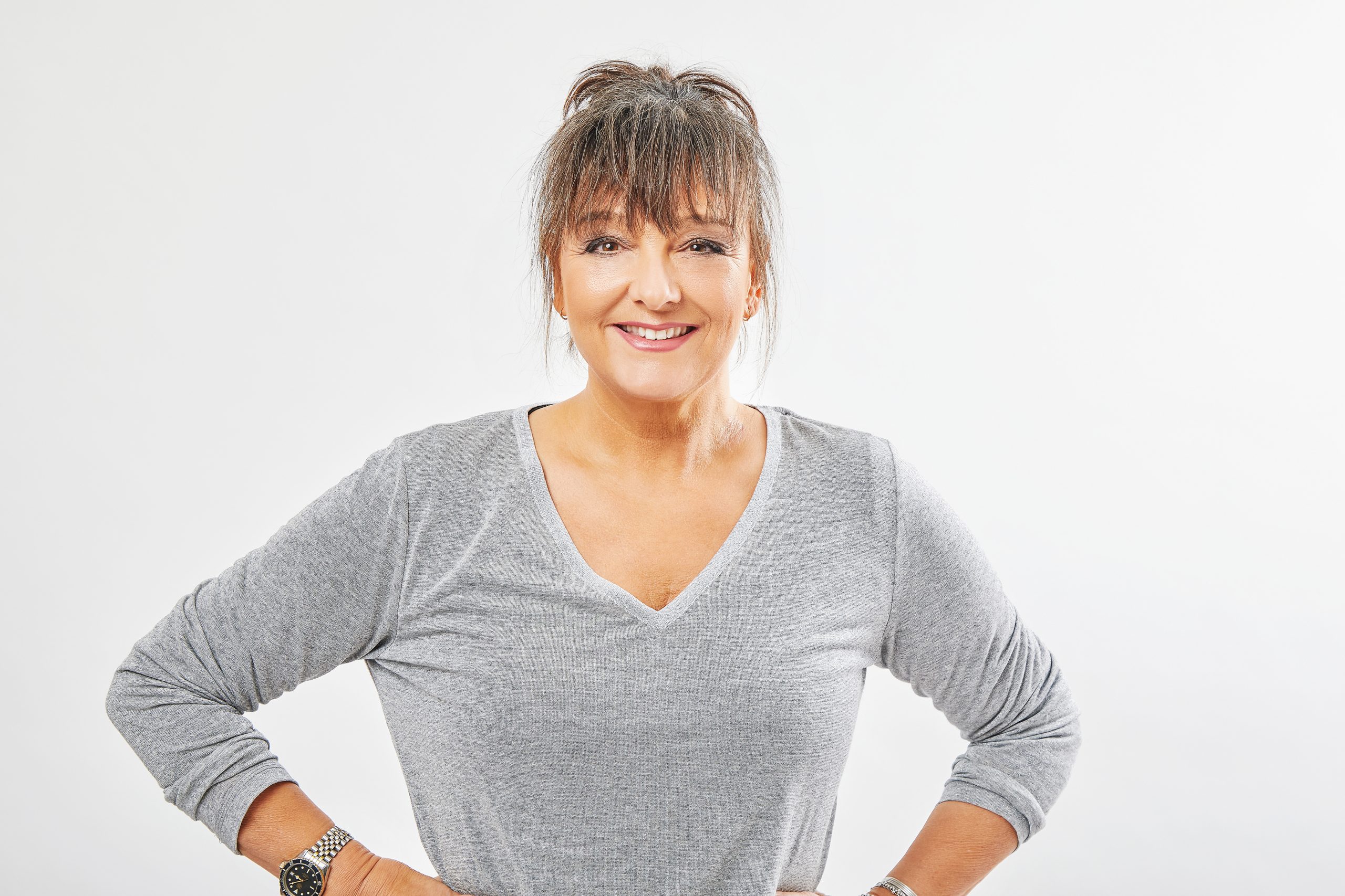 Auf dem Bild ist Rena Schwarz in einem grau-melierten Pullover zu sehen.