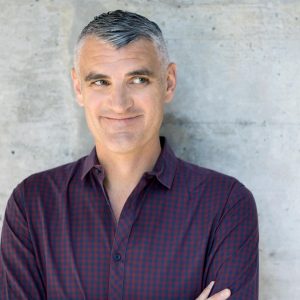 Auf dem Bild ist Tim Frühling vor einer Wand zu sehen.